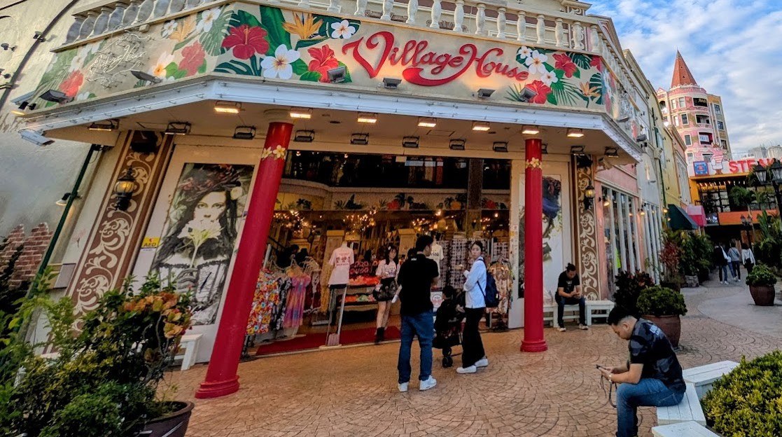 デポアイランドのVillage House。赤い柱とハイビスカスの壁画がある2階建ての店先